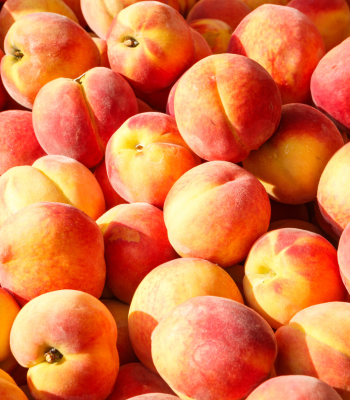 A large pile of peaches